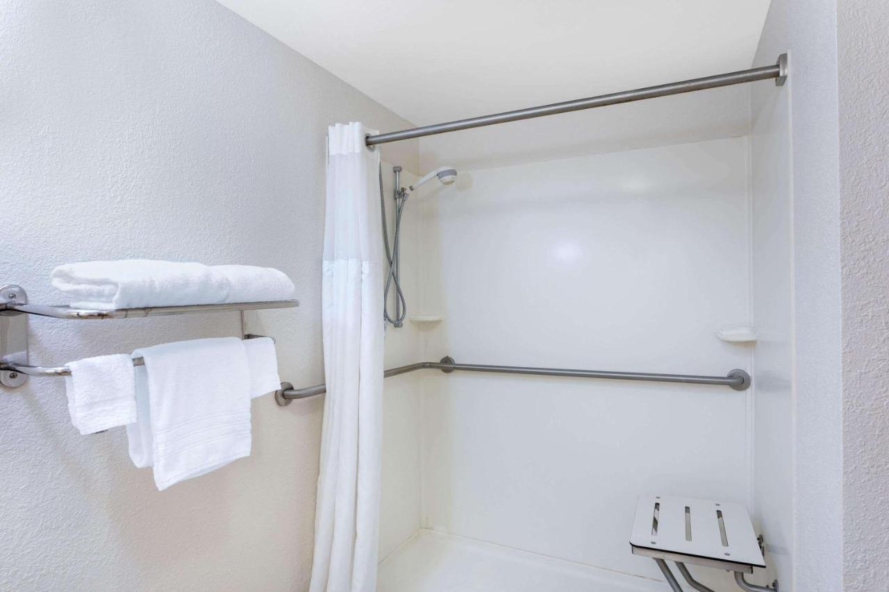 Ramada By Wyndham West Palm Beach Airport Exterior foto