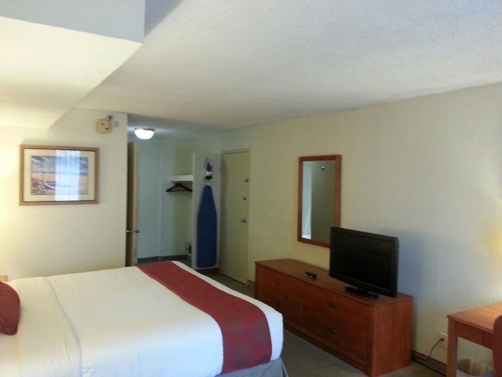 Ramada By Wyndham West Palm Beach Airport Exterior foto