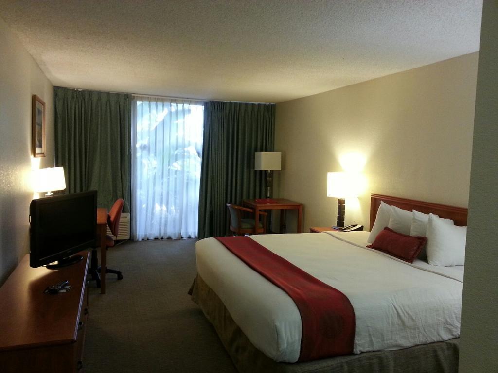 Ramada By Wyndham West Palm Beach Airport Exterior foto
