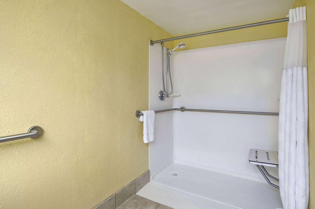 Ramada By Wyndham West Palm Beach Airport Exterior foto